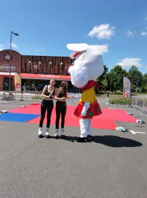 mascotte lapin a tete geante de profil avce les Sisters Ice en roller