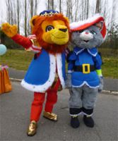 mascotte roi lion et mascotte chat botte