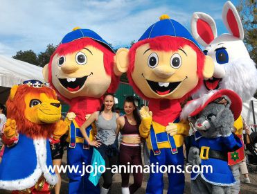 les mascottes avec les Sisters Ice pour un show de roller